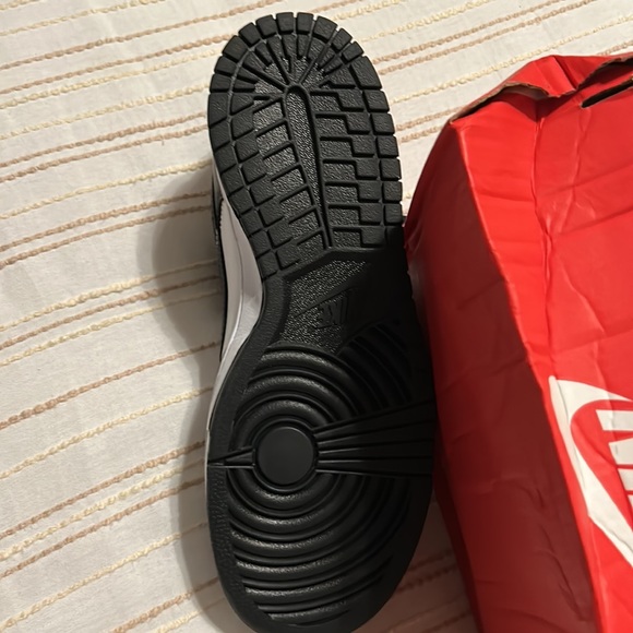 Men’s size 9 Nike Panda Dunks - Picture 2 of 3